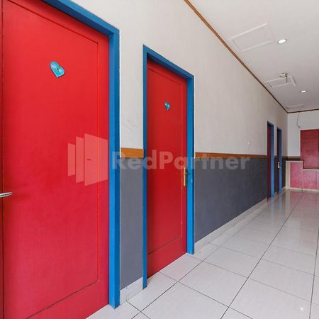 Ian Hotel Jaksa Mitra Reddoorz Джакарта Экстерьер фото