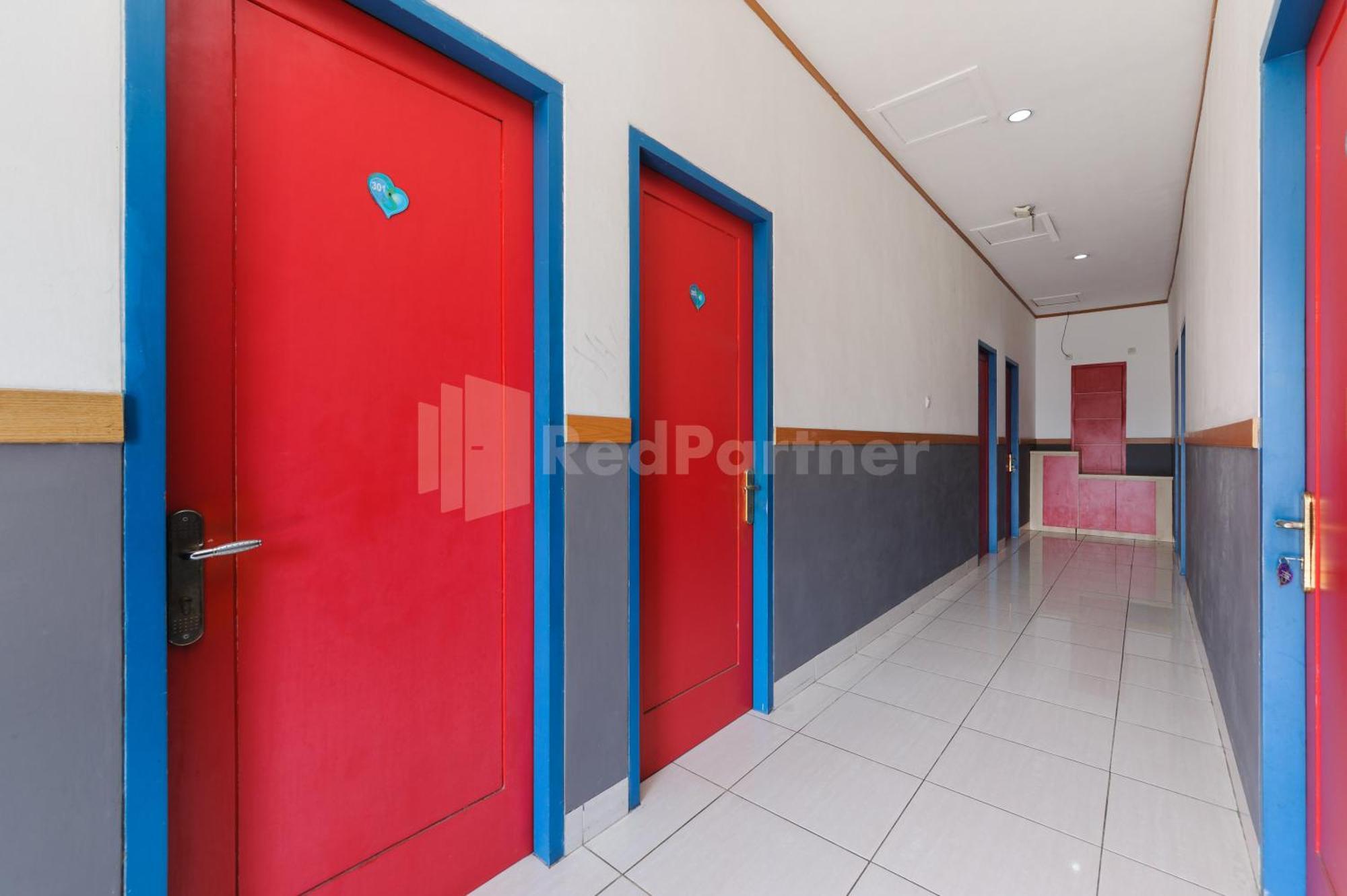 Ian Hotel Jaksa Mitra Reddoorz Джакарта Экстерьер фото