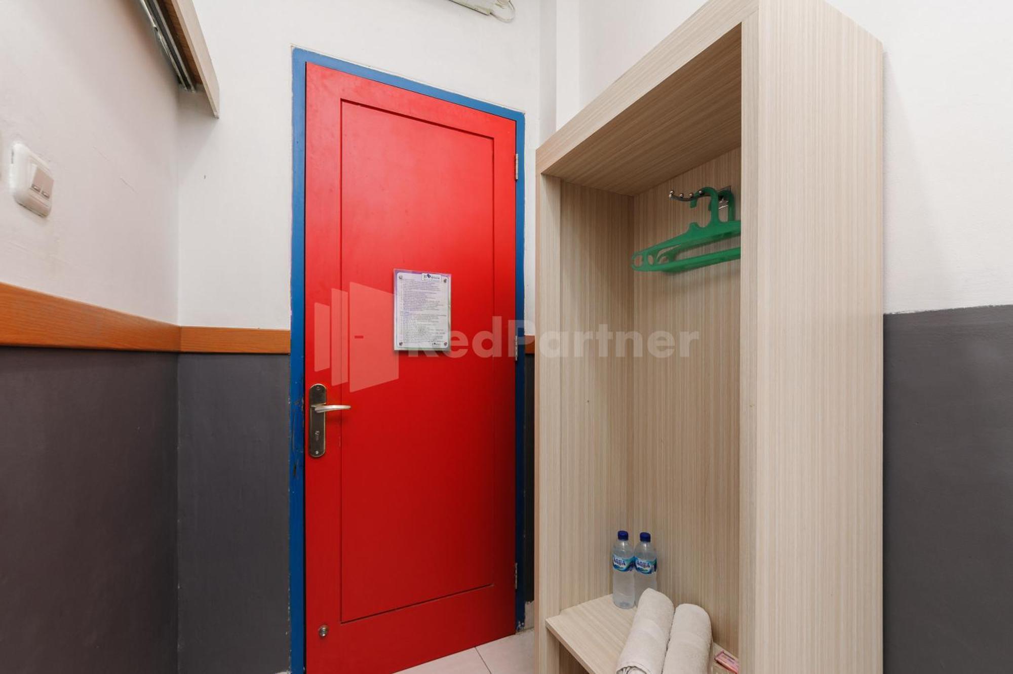 Ian Hotel Jaksa Mitra Reddoorz Джакарта Экстерьер фото
