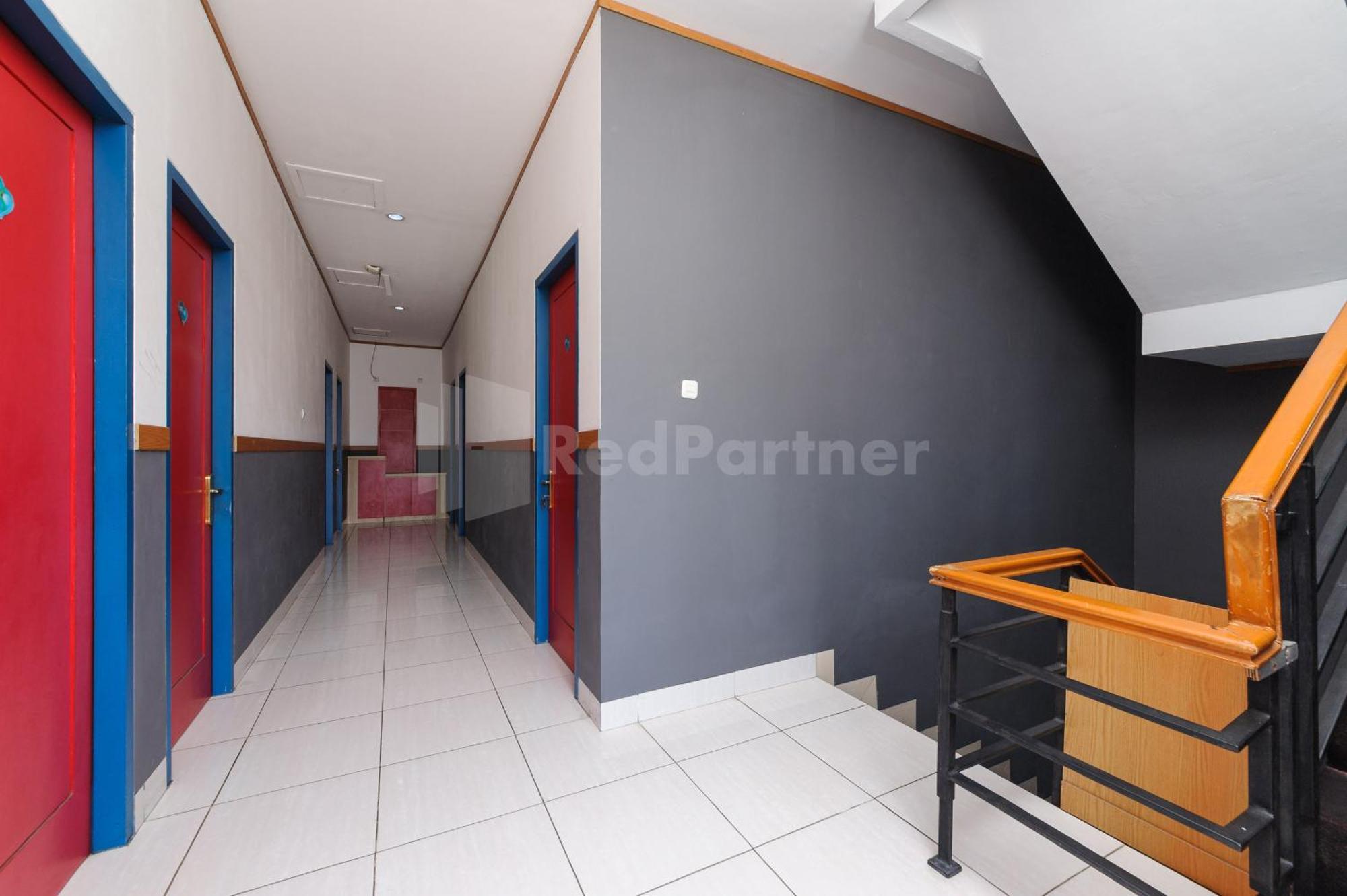 Ian Hotel Jaksa Mitra Reddoorz Джакарта Экстерьер фото