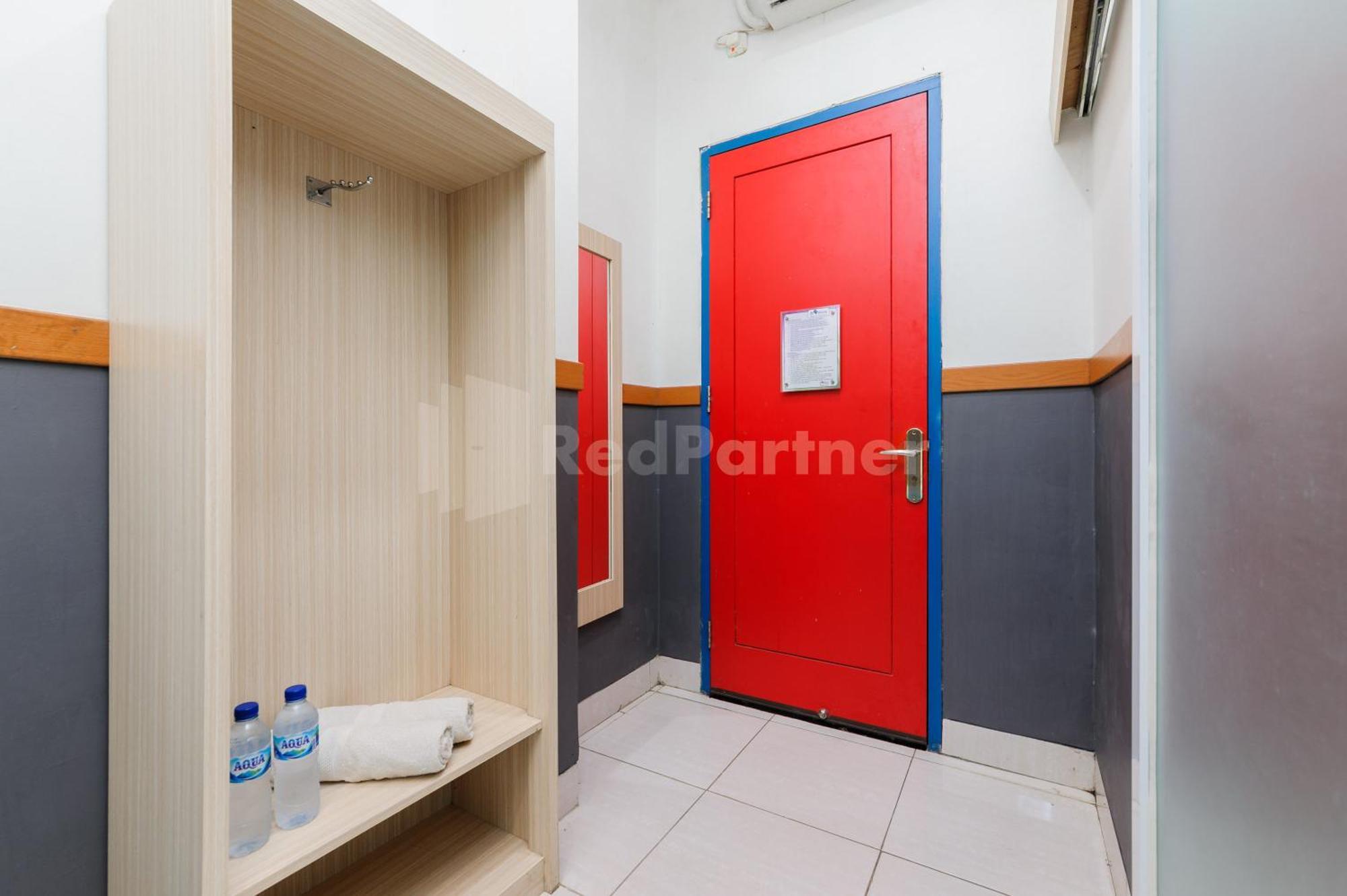 Ian Hotel Jaksa Mitra Reddoorz Джакарта Экстерьер фото